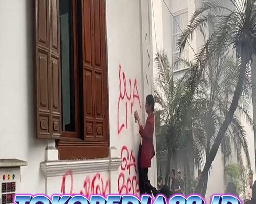 Demo Mahasiswa Berakhir Ricuh, Gedung Balai Kota Bogor Jadi Sasaran Vandalisme