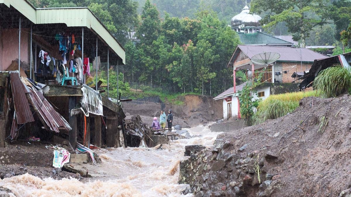 Banjir dan Longsor Sumatera: Akar Masalah di Pengelolaan Hutan Hulu